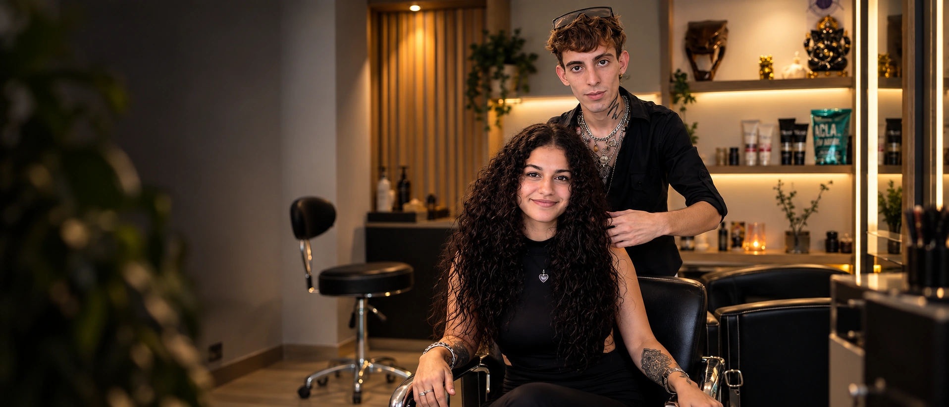 Facundo Delpiani junto a una clienta en su estudio de peluquería